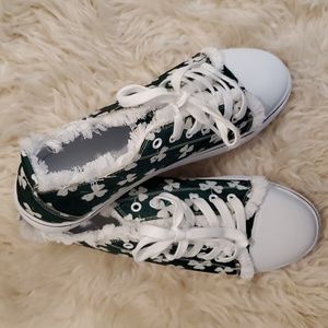 NWOT clover sneaker size 10